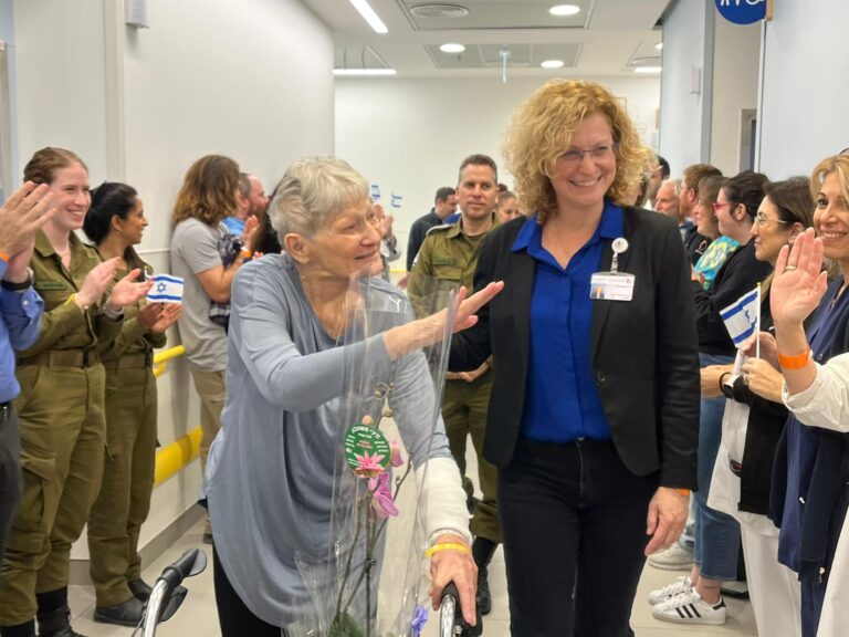 שורדת השבי יפה אדר, סבתו של החלל החטוף תמיר אדר ז"ל, עם שחרורה מבית החולים וולפסון (צילום: דוברות בית החולים וולפסון)