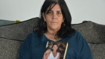 טלי חדד אטיאס עם תמונת בתה דורין שנרצחה במסיבה ברעים: "מגיע לי ומגיע לבת שלי ולעוד מאות הורים, שמי שאשם יקבל עונש. מגיעות לנו תשובות עכשיו" (צילום: הדס יום טוב)