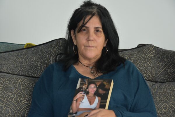 טלי חדד אטיאס עם תמונת בתה דורין שנרצחה במסיבה ברעים: "מגיע לי ומגיע לבת שלי ולעוד מאות הורים, שמי שאשם יקבל עונש. מגיעות לנו תשובות עכשיו" (צילום: הדס יום טוב)