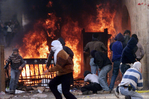 פלסטינים מחוללים מהומות בירושלים באינתיפאדה השנייה (צילום: Reuters)
