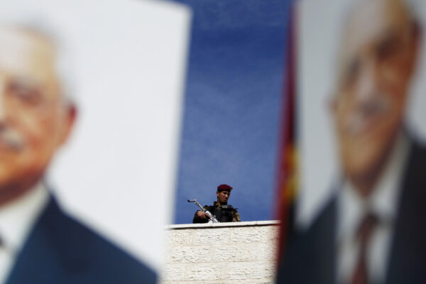 כרזות עם תמונתו של יו"ר הרשות הפלסטינית מחמוד עבאס, ואיש ביטחון של הרשות (צילום: REUTERS/Marko Djurica)