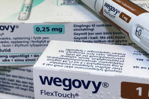 מזרק וקופסה של התרופה 'וויגובי' להורדה במשקל. הוספת התרופה לסל נשקלת על ידי הוועדה (צילום: REUTERS/Victoria Klesty/Illustration/File Photo)