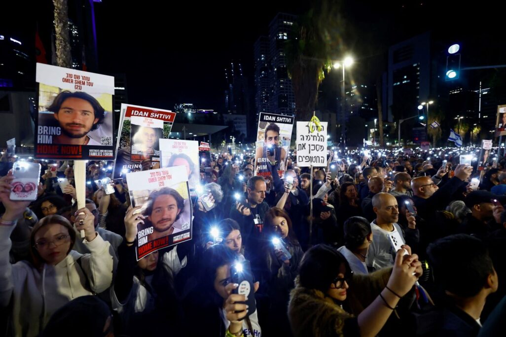 עצרת בכיכר החטופים בתל אביב בקריאה לשחרור מיידי של כלל החטופים (צילום: REUTERS/Clodagh Kilcoyne)