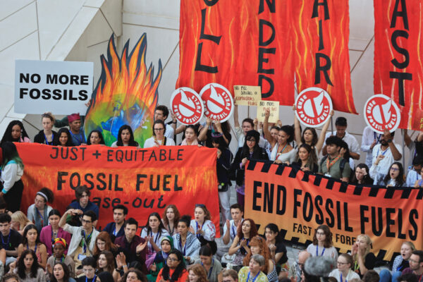 הפגנה מול כנס האקלים של האו"ם בדובאי על השימוש בדלקי מאובנים (צילום: REUTERS/Thaier Al-Sudani)
