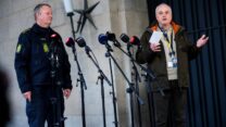 ראש שירות הביון והביטחון של דנמרק (PET), פלמינג דרג'ר (מימין) בהצהרה לתקשורת בתחנת משטרה בקופנהגן על פעילי הטרור שנעצרו במדינה (צילום: Ritzau Scanpix/Martin Sylvest via REUTERS)