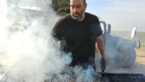 שמעון גואטה והמנגל (צילום: מאיה רונן)