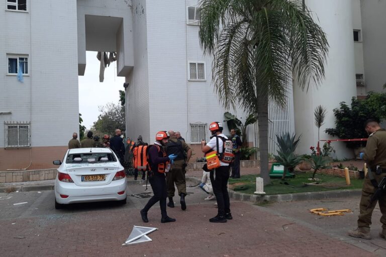 פגיעה ישירה בבניין באשקלון. כמחצית מהסכום לא הועבר כלל בשל אי-ניצול תקציבים מקדמי של העירייה (צילום: איחוד הצלה)