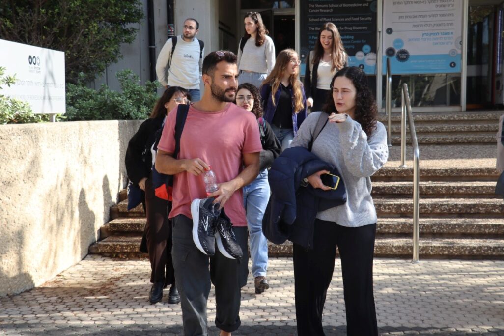 סטודנטים באוניברסיטת תל אביב ביום הראשון ללימודים (צילום: אוניברסיטת תל אביב) סטודנטים באוניברסיטת תל אביב ביום הראשון ללימודים (צילום: אוניברסיטת תל אביב)