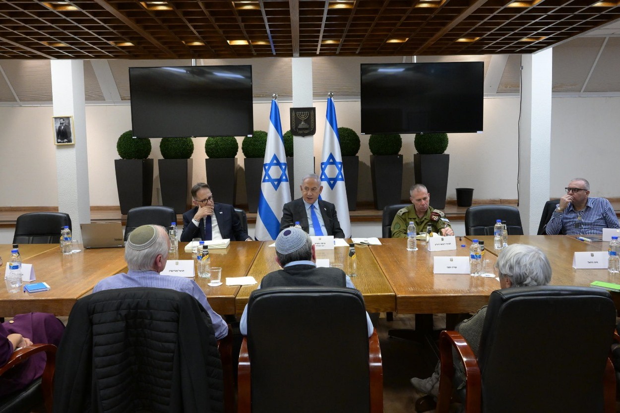 ראש הממשלה עם נציגי המשפחות השכולות (צילום: עמוס בן גרשום, לע"מ)