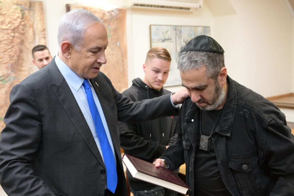 ראש הממשלה עם נציגי המשפחות השכולות (צילום: עמוס בן גרשום, לע"מ)