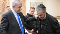 ראש הממשלה עם נציגי המשפחות השכולות (צילום: עמוס בן גרשום, לע"מ)