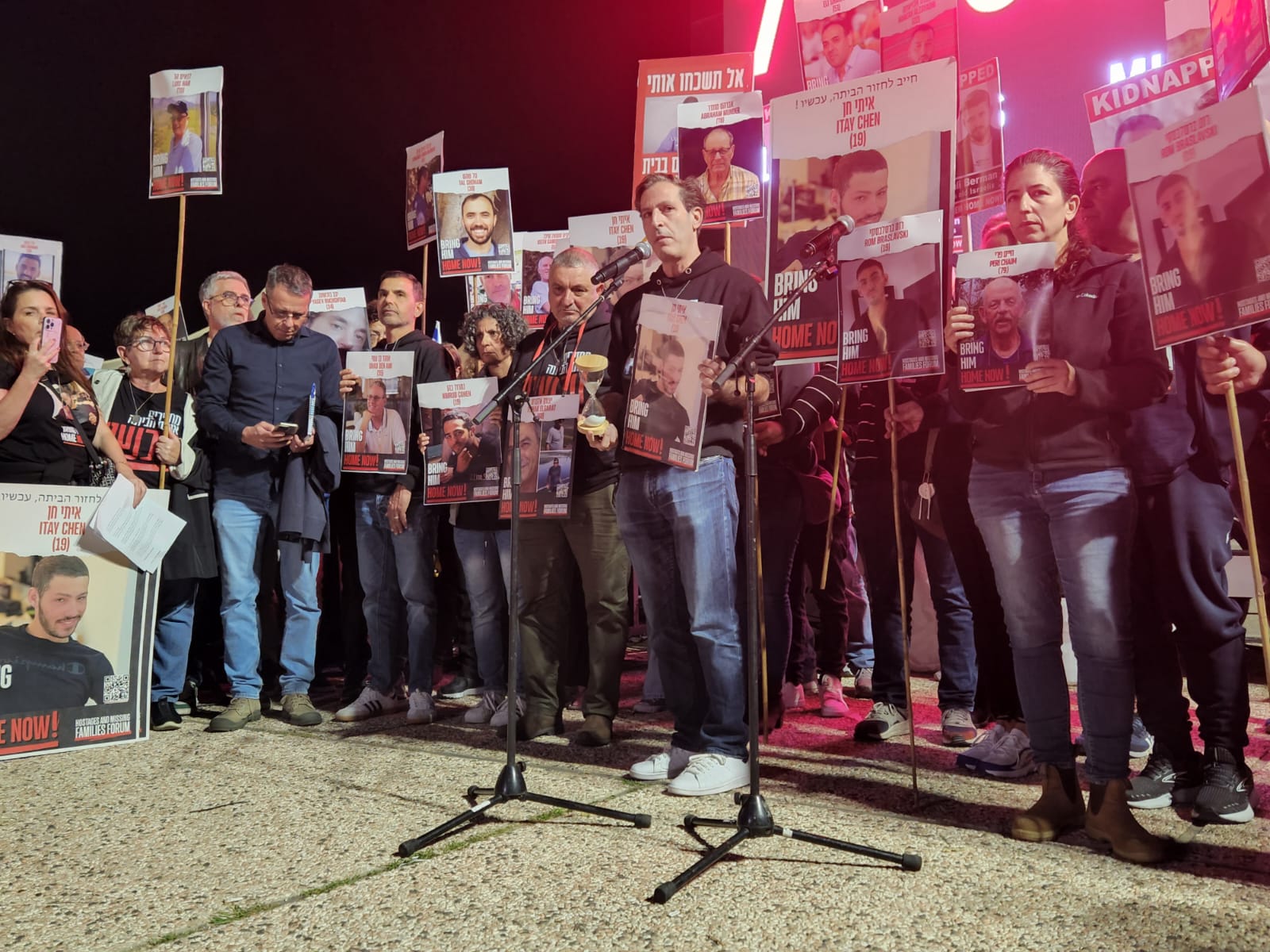רובי חן נואם בכיכר החטופים בתל אביב. "איך ייתכן שיותר קל לפגוש את נשיא ארה"ב מאשר את קבינט המלחמה הישראלי?" (צילום: דפנה איזברוך)