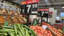 ירקות בסניף רשת יוחננוף, ללא סימון ארץ המקור (צילום: דבר)