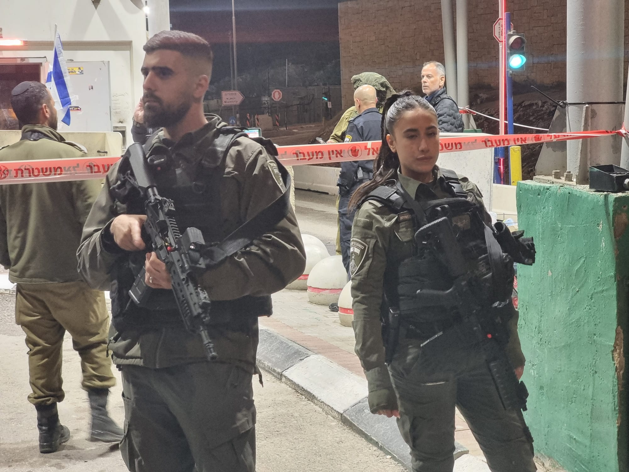 זירת פיגוע דקירה במחסום מזמוריה בדרום ירושלים (צילום: דוברות המשטרה)