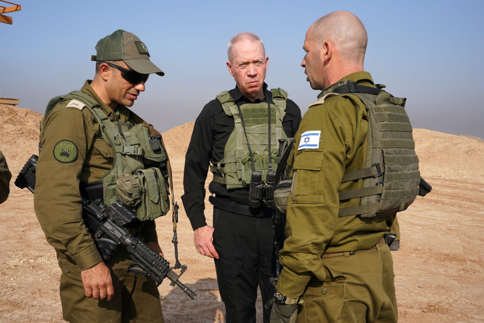 שר הביטחון גלנט ואלוף פיקוד הדרום פינקלמן בתצפית על שג׳עאיה וג׳באליה (צילום: אריאל חרמוני, משרד הביטחון)