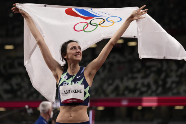 מריה לאסיצקנה מרוסיה, חוגגת עם דגל נייטרלי, לאחר שזכתה בגמר הקפיצה לגובה לנשים באולימפיאדת טוקיו (צילום: AP/Charlie Riddle)