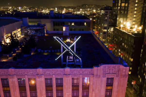 שלט "X" בראש מטה החברה, שנקראv בעבר טוויטר, במרכז העיר סן פרנסיסקו (צילום: AP/Noach Berger)