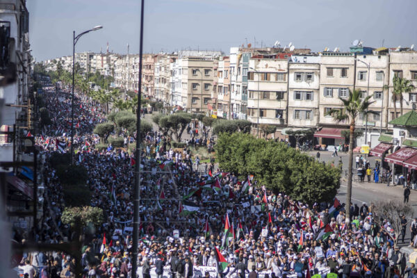 אלפים בהפגנת סולידריות עם הפלסטינים בקזבלנקה, מרוקו (צילום: AP Photo/Mosa'ab Elshamy)