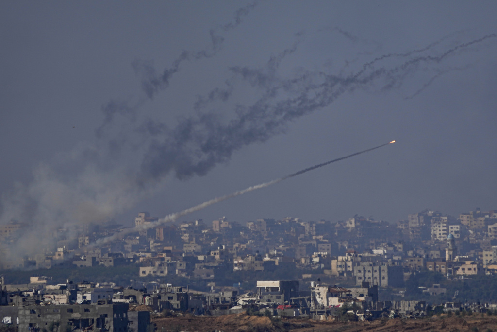 ירי רקטות מעזה (צילום: AP Photo/Ariel Schalit) ירי רקטות מעזה (צילום: AP Photo/Ariel Schalit)