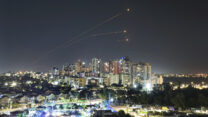 כיפת ברזל מיירטת רקטות שנורו מעזה לעבר ישראל (צילום: צפריר איוב, AP)