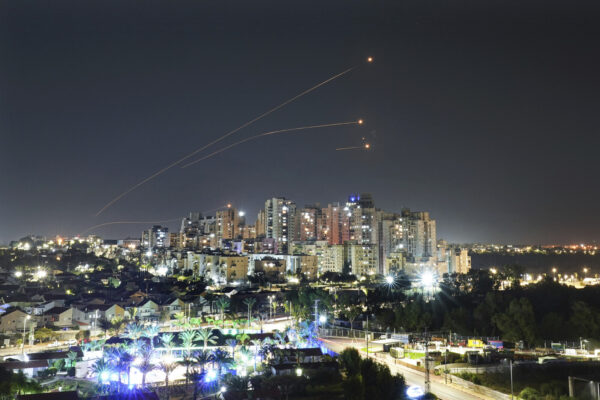 כיפת ברזל מיירטת רקטות שנורו מעזה לעבר ישראל (צילום: צפריר איוב, AP)