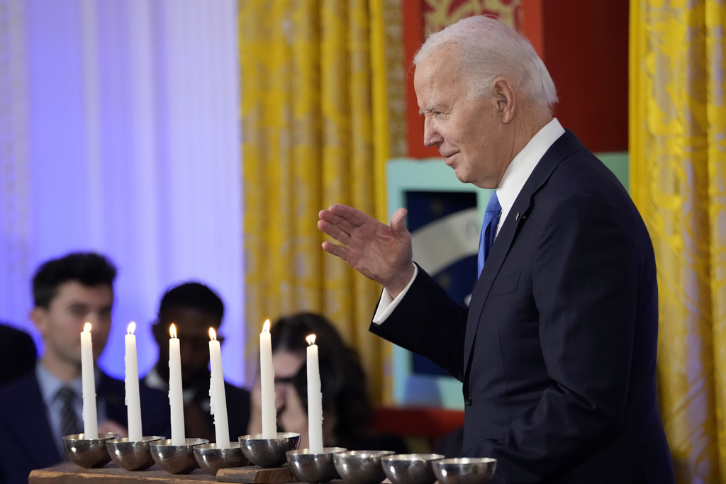 נשיא ארה&quot;ב ג'ו ביידן באירוע חג החנוכה בבית הלבן (צילום: AP/Jacquelyn Martin, Pool)