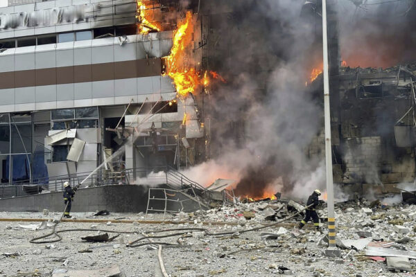 כוחות הצלה בבניין הרוס בקייב לאחר הפגזה רוסית (צילום: Ukrainian Emergency Service via AP)