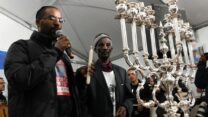 אילן מנגיסטו (משמאל), אחיו של אברה מנגיסטו, והאב איילין מנגיסטו, בהדלקת נרות בכיכר החטופים בתל אביב (צילום: יונתן בלום)
