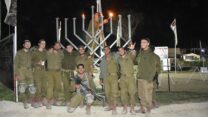 תומכי לחימה מחטיבת כפיר מדליקים נרות בעוטף (צילום: הדס יום טוב)