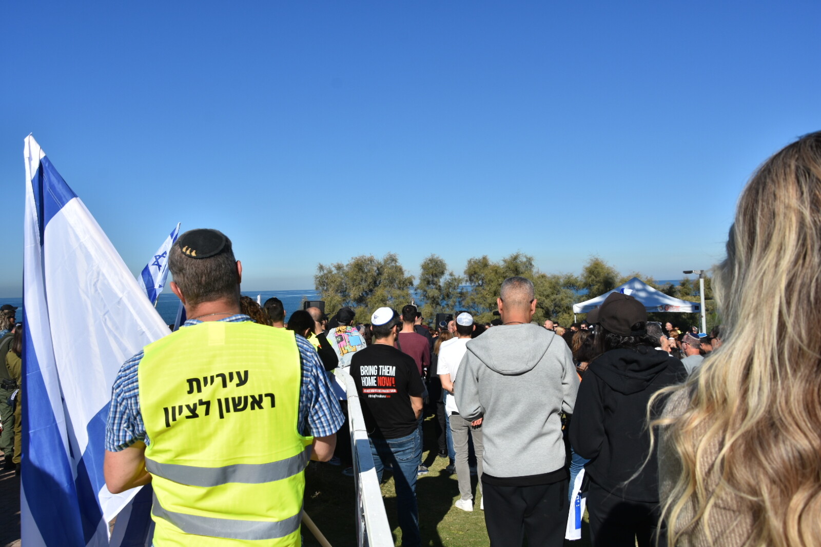 לוויתה של עדן זכריה, סמוך לחוף פלמחים. האם, אורין גנץ: "בחרתי לה מקום ליד הים, ליד השמש, בחופש" (צילום: הדס יום טוב)