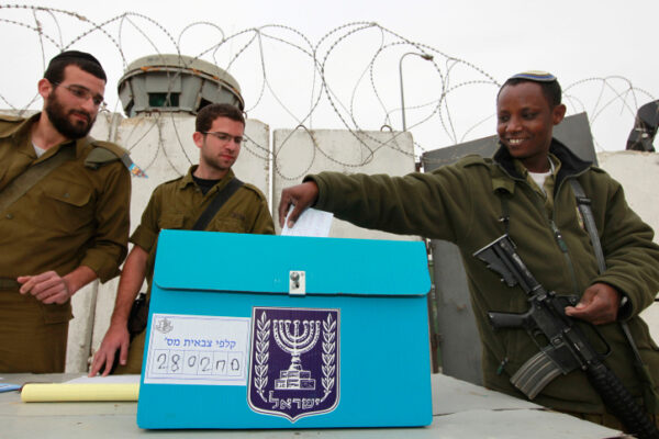 חיילים מצביעים בקלפי בבית לחם, 2009 (צילום: נתי שוחט/פלאש 90)