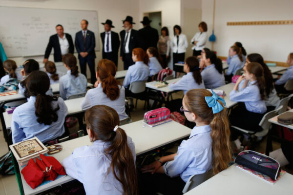תלמידות בבית ספר חרדי לבנות בירושלים (צילום ארכיון: יונתן זינדל / פלאש 90)