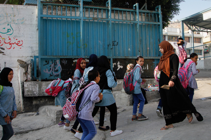 ילדות פלסטיניות מחוץ לבית ספר של האו&quot;ם במחנה בלטה ליד שכם, ספטמבר 2018 (צילום: נאסר אישטייח \ פלאש 90)