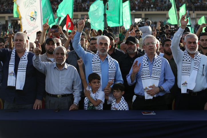 יחיא סינוואר, מנהיג החמאס ברצועת עזה ובכירי חמאס, משתתפים בעצרת עזה ב-1 באוקטובר 2022 (צילום: עטיה מוחמד/פלאש90)
