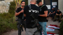 רבש״צים בהפגנה מול ביתו של בני גנץ בראש העין (צילום ארכיון: אבשלום ששוני/ פלאש90)