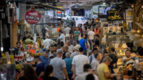 קונים בשוק מחנה יהודה בירושלים (צילום: יונתן סינדל / פלאש 90)