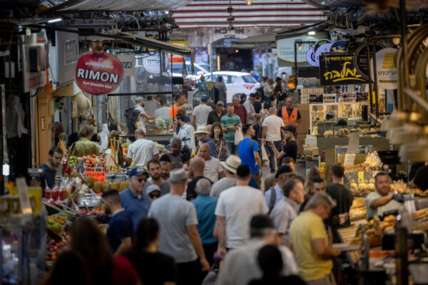קונים בשוק מחנה יהודה בירושלים (צילום: יונתן סינדל / פלאש 90)