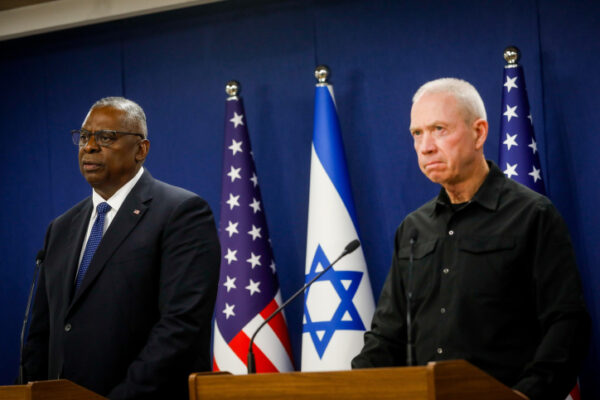 שר הביטחון יואב גלנט ושר ההגנה האמריקני לויד אוסטין בהצהרה משותפת בבסיס הקריה ב-13 באוקטובר (צילום: מרים אלסטר/פלאש90)