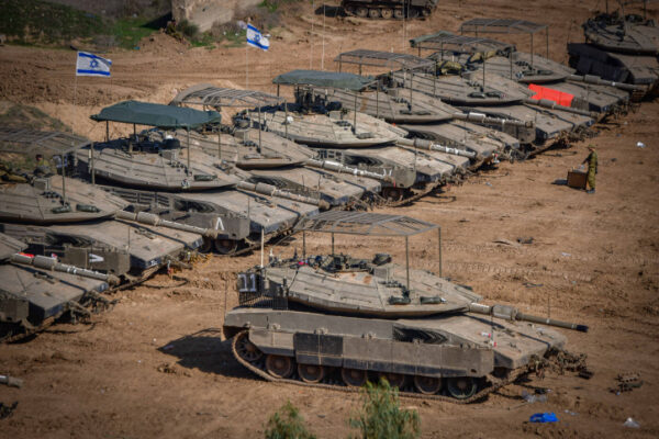 טנקים של צה"ל בשטח היערכות סמוך לגבול ישראל-עזה (צילום: אבשלום ששוני/פלאש90)