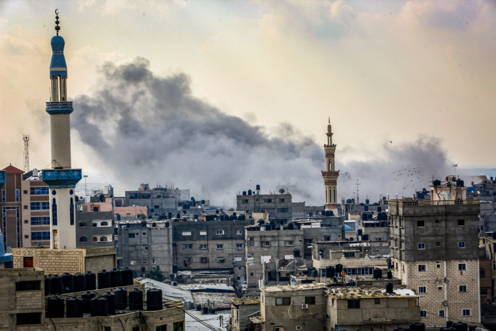 עשן בעקבות תקיפות ישראליות בדרום רצועת עזה, מבט מרפיח (צילום: עבד רחים חטיב / פלאש 90)