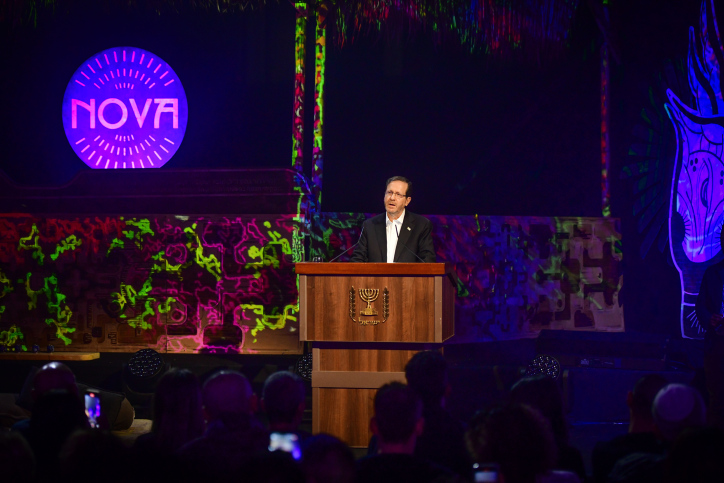 נשיא המדינה יצחק (בוז׳י) הרצוג במיצג הזיכרון לפסטיבל נובה שהוקם בתל אביב (צילום: אבשלום ששוני/ פלאש90)