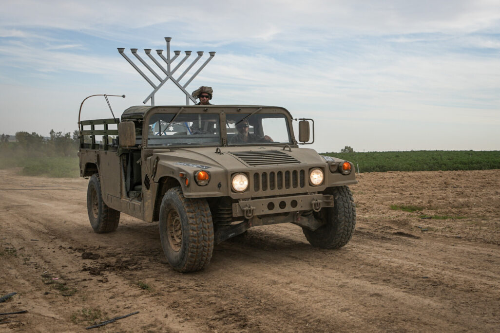 רכב צבאי עם חנוכייה בגבול ישראל עזה (צילום: פלאש 90)