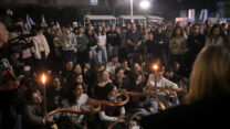 הדלקת נרות למען החטופים, של המשוחררים ובני משפחותיהם בכיכר החטופים בתל אביב (צילום: מרים אלסטר/ פלאש90)