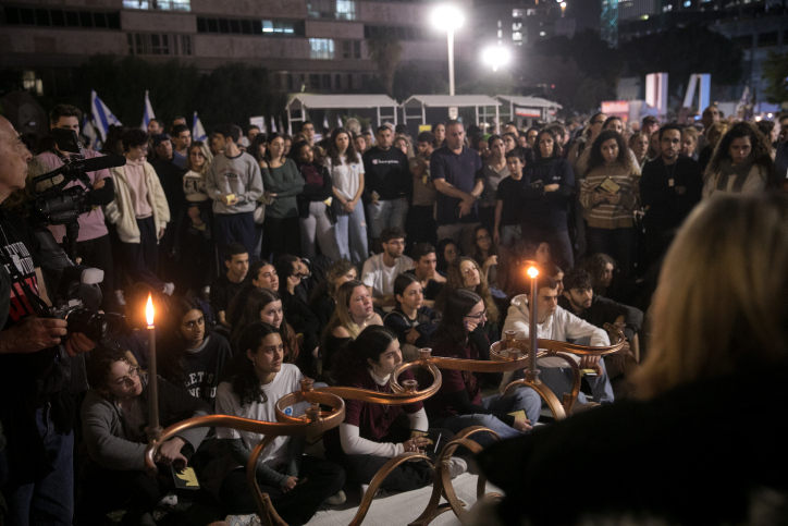הדלקת נרות למען החטופים, של המשוחררים ובני משפחותיהם בכיכר החטופים בתל אביב (צילום: מרים אלסטר/ פלאש90) הדלקת נרות למען החטופים, של המשוחררים ובני משפחותיהם בכיכר החטופים בתל אביב (צילום: מרים אלסטר/ פלאש90)