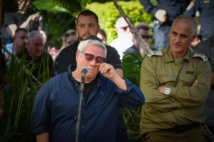 שלמה ארצי שר את שירו "ירח" בהלוויית גל איזנקוט (צילום: אבשלום ששוני/פלאש 90)