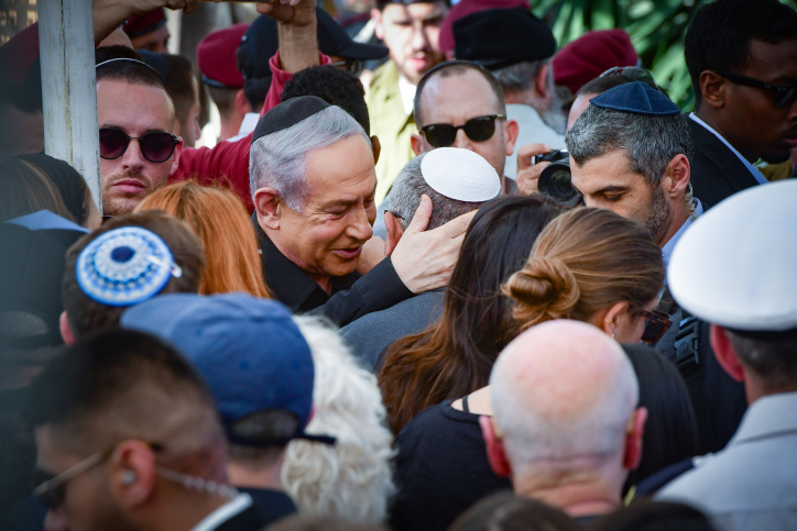 נתניהו מנחם את איזנקוט (צילום: אבשלום ששוני/פלאש 90)