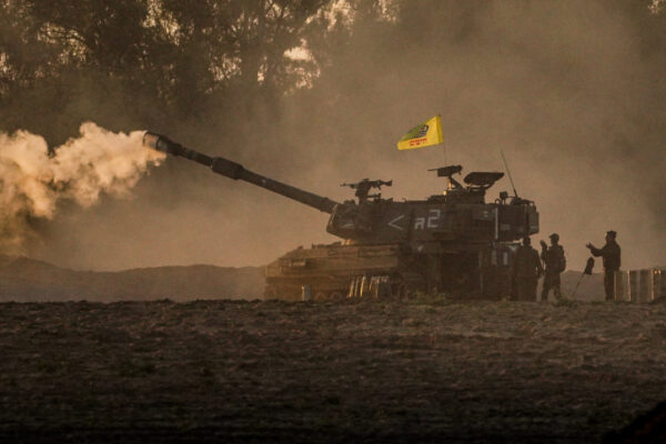 כוח צה&quot;ל יורה פגזים לעבר מטרות חמאס ברצועה. באחד התרחישים, משלוח פגזי טנקים מארה&quot;ב עלול &quot;להיתקע בבירוקרטיה&quot; כאמצעי לחץ על ישראל (צילום: פלאש90)