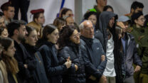 ולרי שושן (במרכז) בלוויית בנה אליסף שושן בהר הרצל (צילום: חיים גולדברג / פלאש 90)
