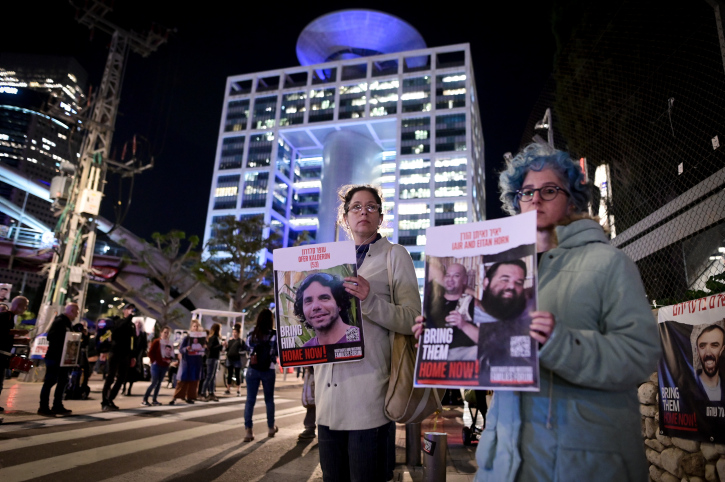 הפגנת משפחות החטופים מול הקריה בזמן ישיבת קבינט המלחמה (צילום: אבשלום ששוני / פלאש 90)