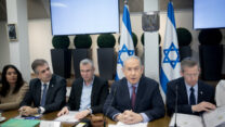 השר רון דרמר (מימין), ראש הממשלה בנימין נתניהו, שר המשפטים יריב לוין, שר החוץ אלי כהן ושרת התחבורה מירי רגב בישיבת הממשלה (צילום: מרים אלסטר / פלאש 90)